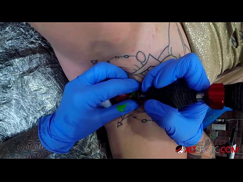 ❤️ Extremadamente tatuado hottie Sully Savage consiguió un tatuaje en su clítoris ❤❌ Video de porno de calidad en es.desixxxtube.ru ❌️